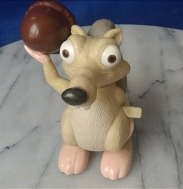 Esquilo Scrat de plastico, a corda, 9 cm, do desenho A era do Gelo, Fox 2010