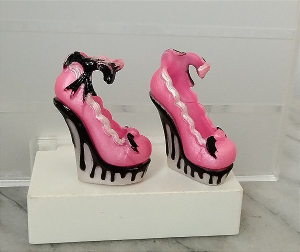 Sapatos boneca monster high Draculaura sweet 1600 c/defeito