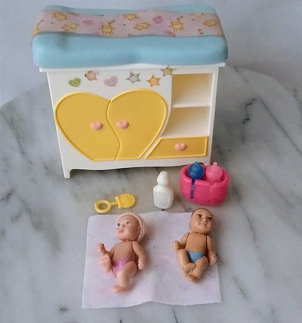Bebes da Barbie Midge , acessórios e mesa de check up de pediatra Mattel 2005