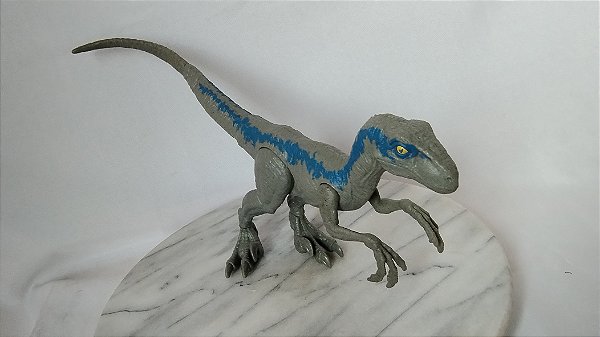 Dinossauro Velociraptor Blue 30 cm Jurassic World Mattel 2018 , olhos com dano no