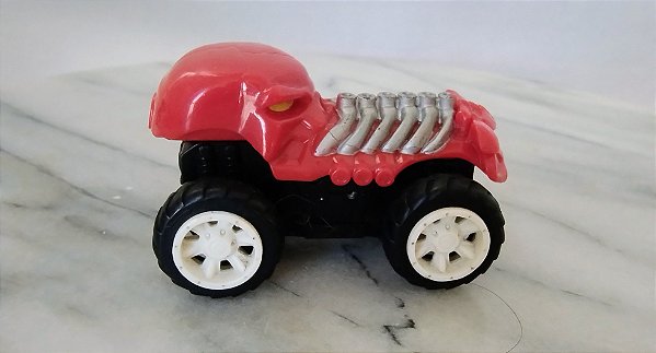 Miniatura Hot Wheels 2010 com imã Skull Crasher rev ups vermelho