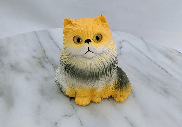 Miniatura de borracha oca Newray 1990 de gato amarelo, branco e preto 8,5 cm