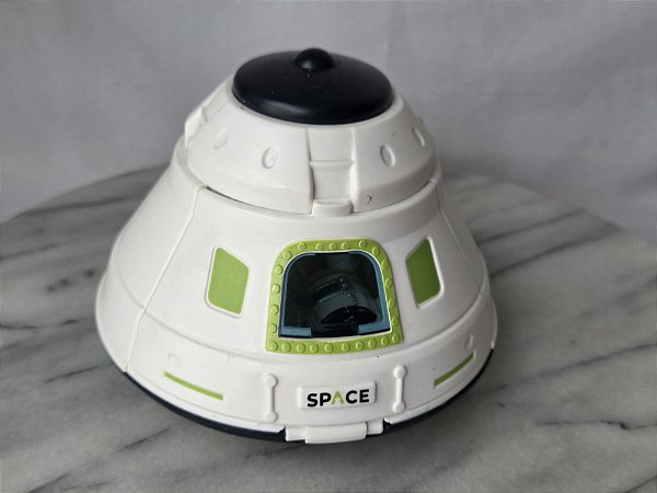 Cápsula espacial com luz, astronauta, marca Toyng, 10 cm de altura, 13 cm de diametro