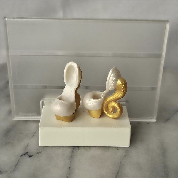 Sapatos salto dourado da boneca Ever after highMadeline Hatter basica mattel