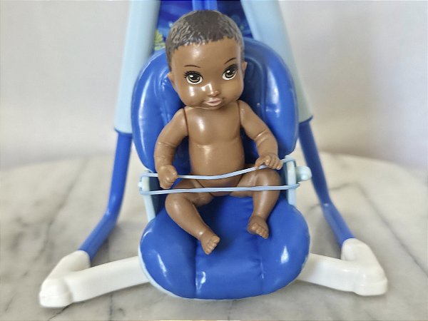 Bebe da Barbie afro, parte da skipper babysitter 2018, balanço com cinto improvisados com elástico, funciona