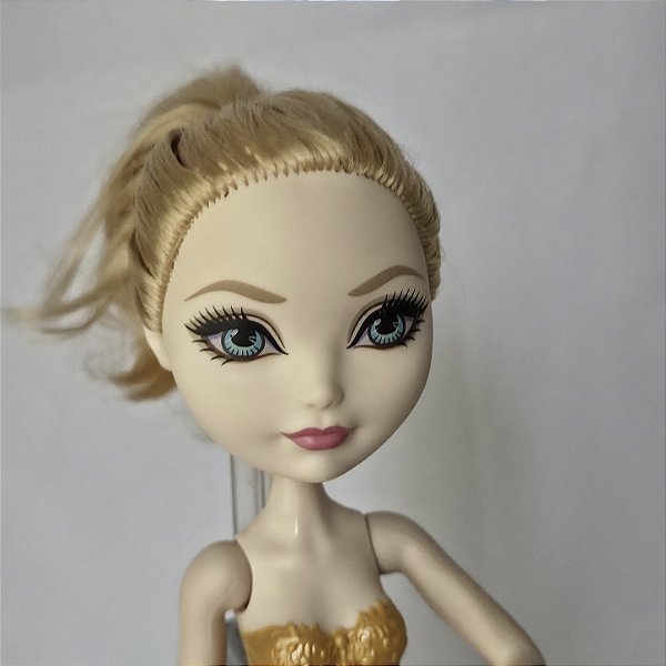 Boneca Ever After High Apple White faltando tiara