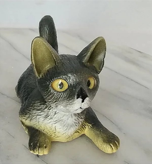 Miniatura de borracha oca Newray 1990 de gato preto peito branco de olhos amarelos 8,5 cm