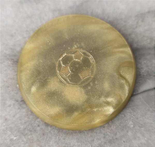 Futebol de botão amarelo ouro com bola de ouro 3 cm diâmetro.