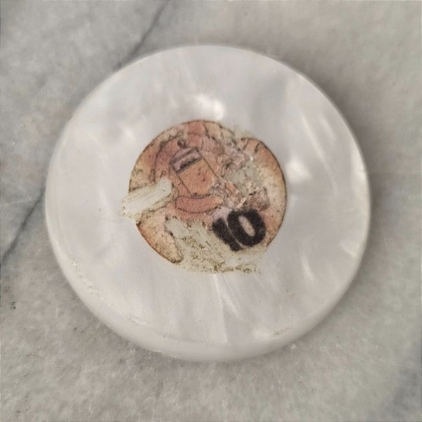 Futebol de botão perolado com número que parece ser 10, 4 cm de diâmetro