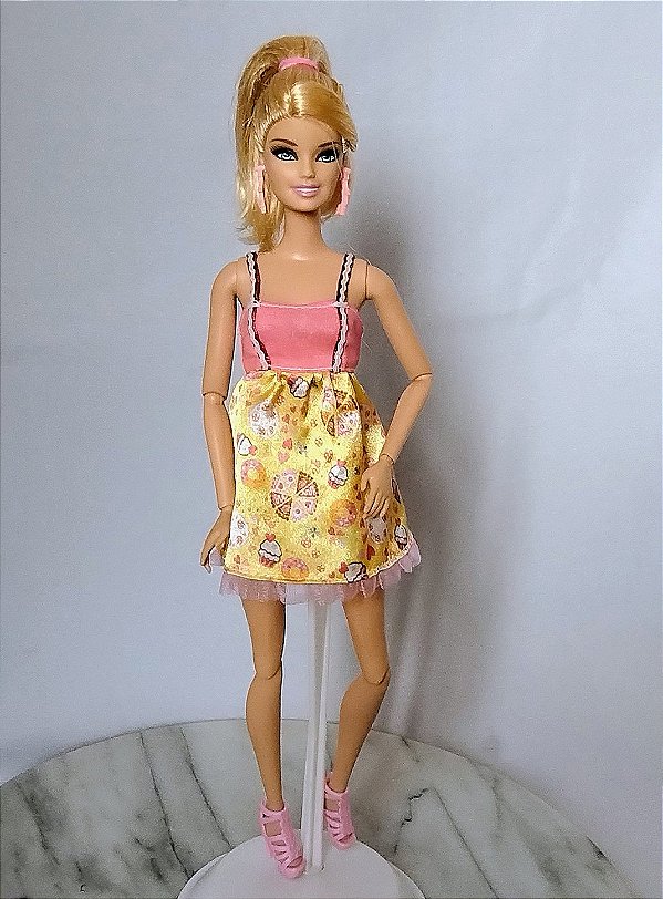 Barbie articulada e extra no tronco design with 2011 ,vestido da barbie swappin style cutie 2010