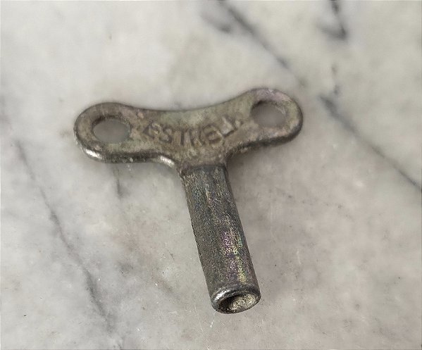 Chave borboleta de metal da Estrela, serve para boneca bailarina a corda antiga