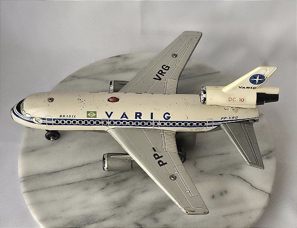 Avião de metal e lata DC-10 da Varig Anos 60, PZF Manaus, 31 cm de comprimento 26 cm de envergadura , para conserto