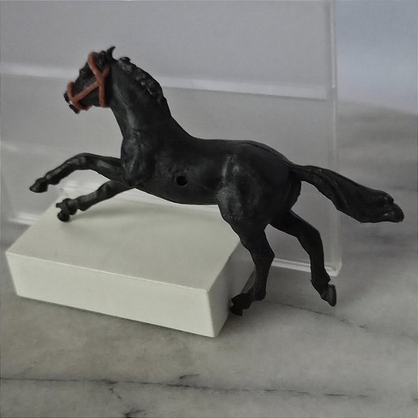 Anos 70, Cavalo preto com freio vermelho da marca Timpo Toys 9x5cm