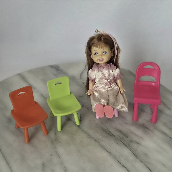 Cadeiras coloridas para bonecas tamanho kelly