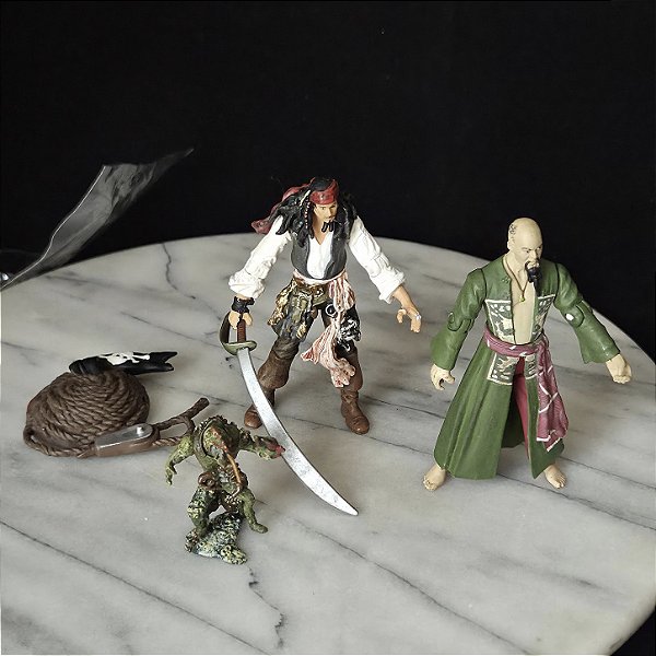 Playset Disney Zizzle,Piratas do Caribe, bonecos Jack Sparrow, Captain Sao Feng 10 cm e criatura Penrod 5 cm, base somente do Will Turner