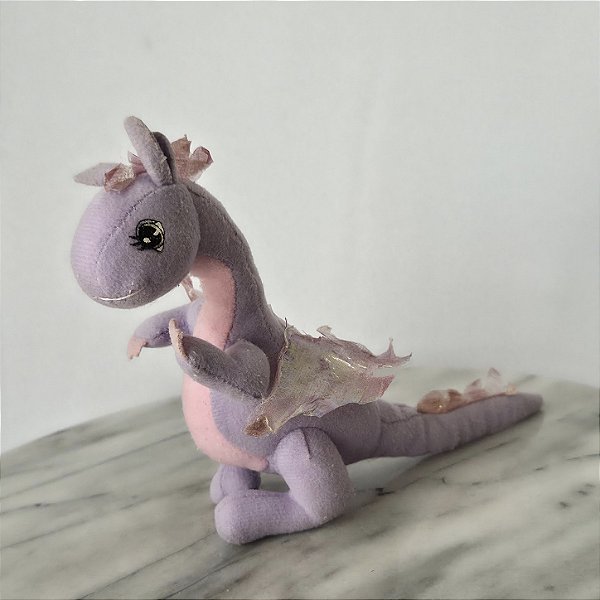 Mini pelucia dragão lilás Penelope da Barbie Rapunzel Mattel 2003, mede 14cm de altura