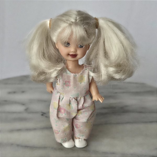 Boneca kelly, irmã da Barbie com botão nas costas Mattel 1994 dedos danificados