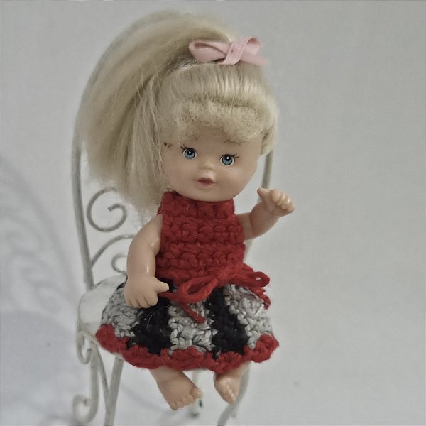 Bebe articulada 9 cm da M & C toys vestido de crochet artesamal