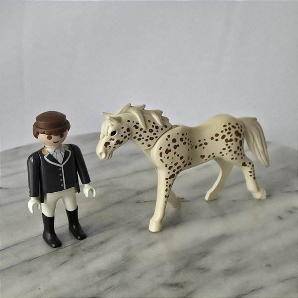 Playmobil, um cavalo branco com pintas marrom e um boneco cavaleiro