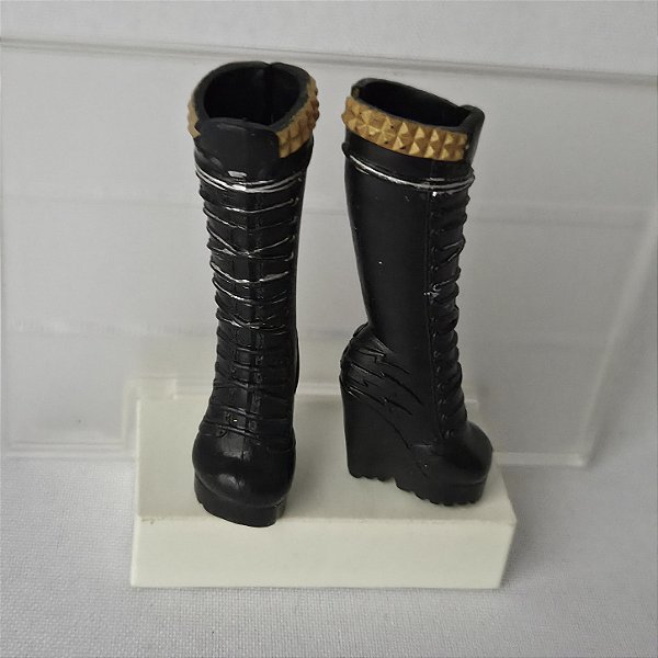 Acessório Botas da Boneca Monster High Howleen Wolf Mattel
