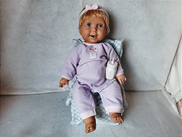 Boneca miracle Baby Mattel com tiara original mamadeira não original da boneca, com rasgos nas laterias dos olhos colados, funcionando