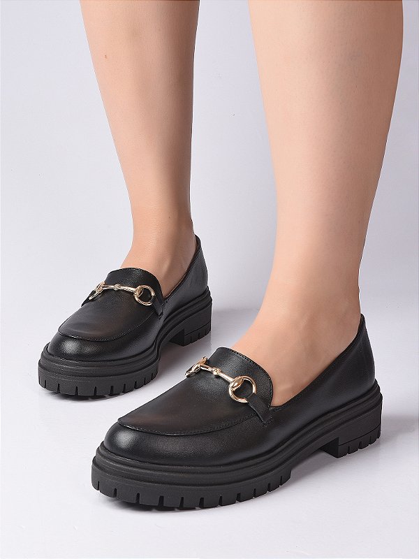 Loafer Preto com detalhe Frontal Dourado