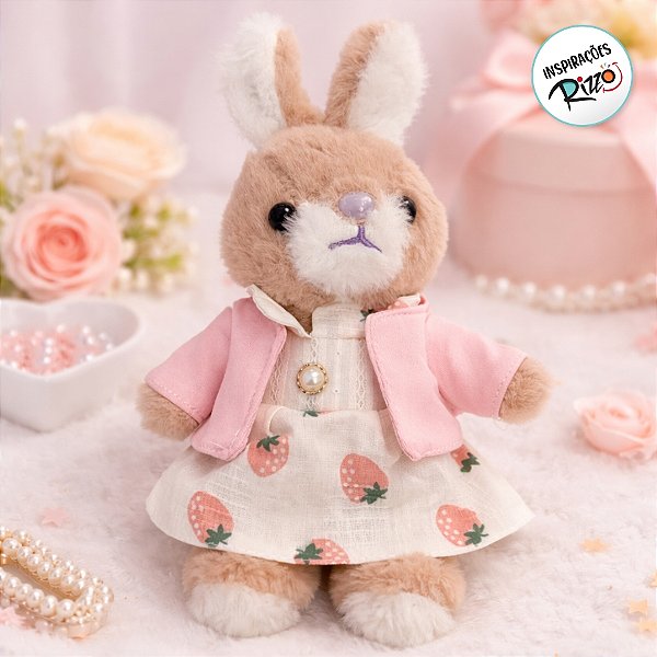 Coelha de Pelúcia com Traje Elegante Moranguinho - 23cm - 1 unidade - Rizzo
