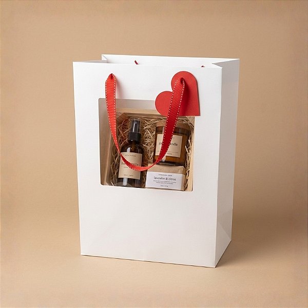 Sacola de Papel com visor duplo de PVC 22x13x13cm - Branca com Alça Vermelha e Tag de Coração - 1 unidade - Rizzo