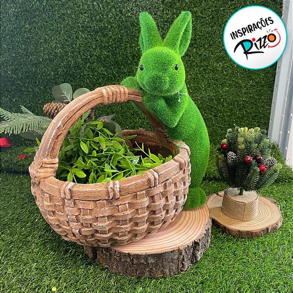 Coelho Decorativo de Grama Segurando Cesto - Cor Verde e Marrom - 34cm  - 1 unidade - Cromus - Rizzo