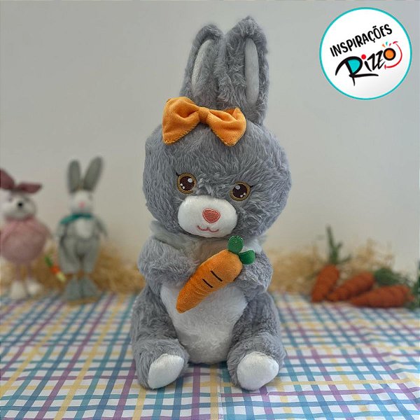 Coelho de Pelúcia Cinza Sentado Segurando Cenoura - 38cm - 1 unidade - Rizzo