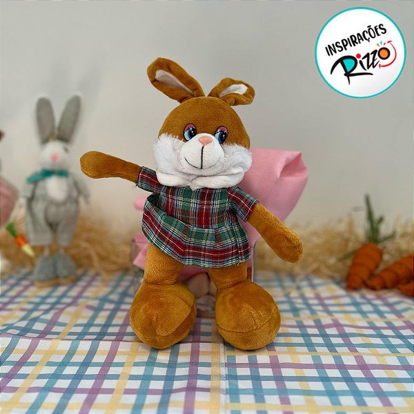 Coelho de Pelúcia Caramelo com Roupa Xadrez para Pendurar - 29cm - 1 unidade - Rizzo