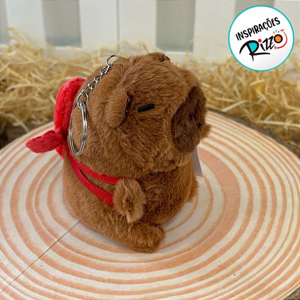 Chaveiro de Pelúcia - Capivara com Mochila Vermelha - 13cm - 1 unidade - Rizzo