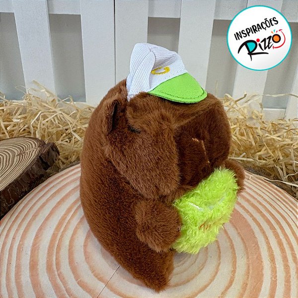 Chaveiro de Pelúcia - Capivara Marrom de Boné Segurando bola de Tennis - 13cm - 1 unidade - Rizzo