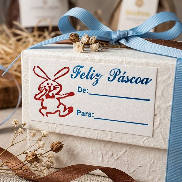 Etiqueta De Páscoa - De/Para - Coelho Vermelho e Escrita Azul Claro- 2cm - 100 unidades - Rizzo