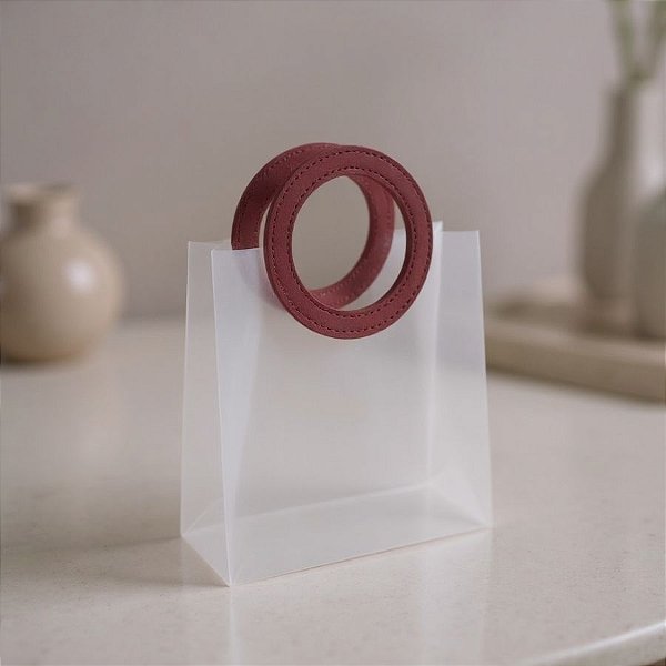 Sacola Transparente Fosca PVC com Alça Redonda de Couro Marsala - 18,5x16x8cm  - 10 unidades - Rizzo