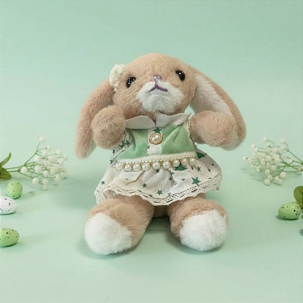 Coelho de Pelúcia Bege Sentado de Vestido - Branco e Verde - 17,5x12x7,5cm - 1 unidade - Rizzo
