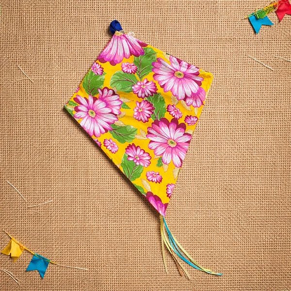 Enfeite Decorativo para Pendurar de Festa Junina - Pipa de Tecido Chita - Vermelho, Azul e Amarelo - 60x46cm - 1 unidade