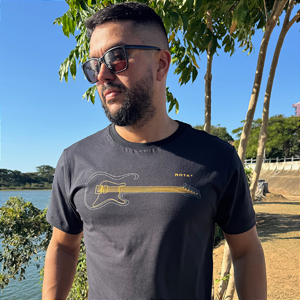T-SHIRT ADULTO PRETA GUITARRA