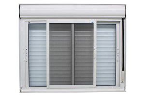 Janela com persiana integrada alumínio branco acionamento manual com tela mosquiteiro - jap caribe max
