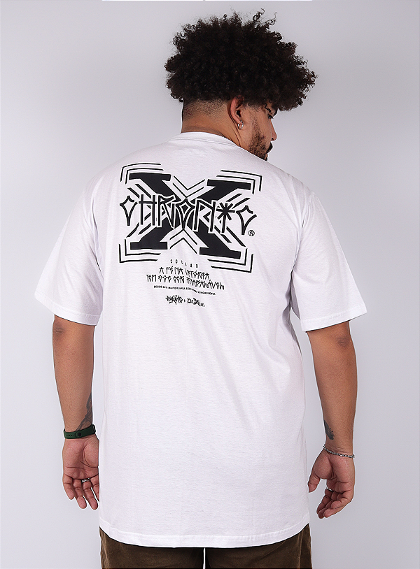 Camiseta Chronic Plus Size Colab. Dexter - A Fé na Vitória Tem que Ser Inabalável - Branco