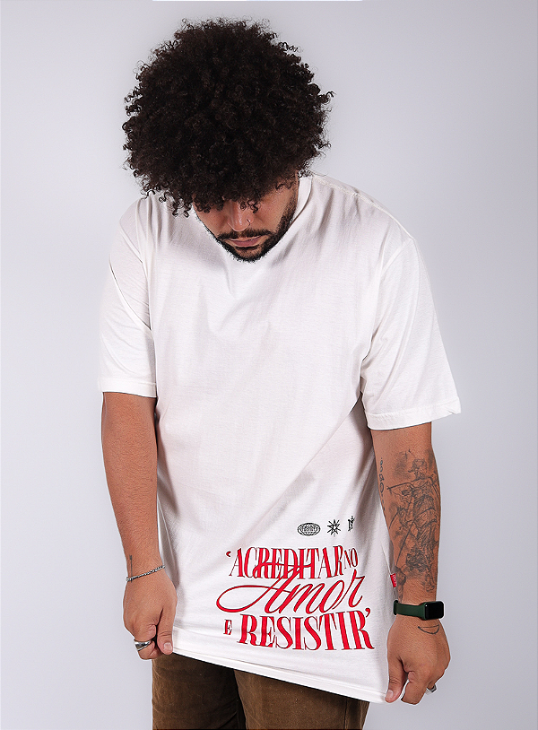 Camiseta Chronic Plus Size Colab. Mato Seco - Acreditar no Amor e Resistir - Off White