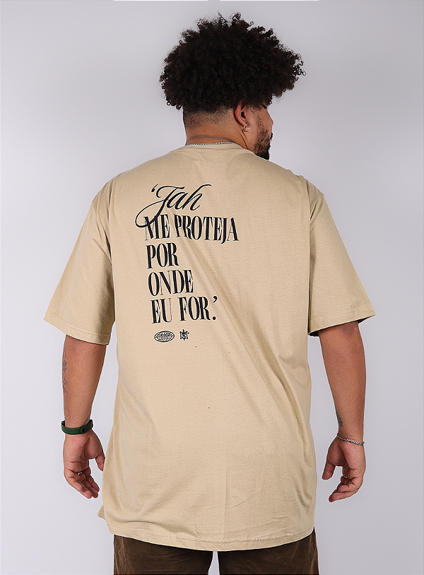 Camiseta Chronic Plus Size Colab. Mato Seco - Jah me Proteja por Onde Eu For - Caqui