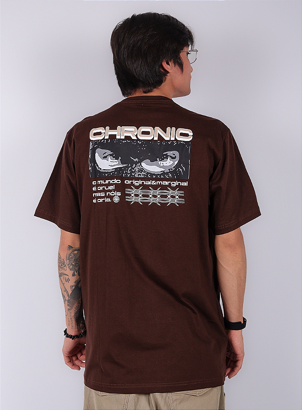 Camiseta Chronic - O Mundo é Cruel Mas Nóis é Cria - Marrom