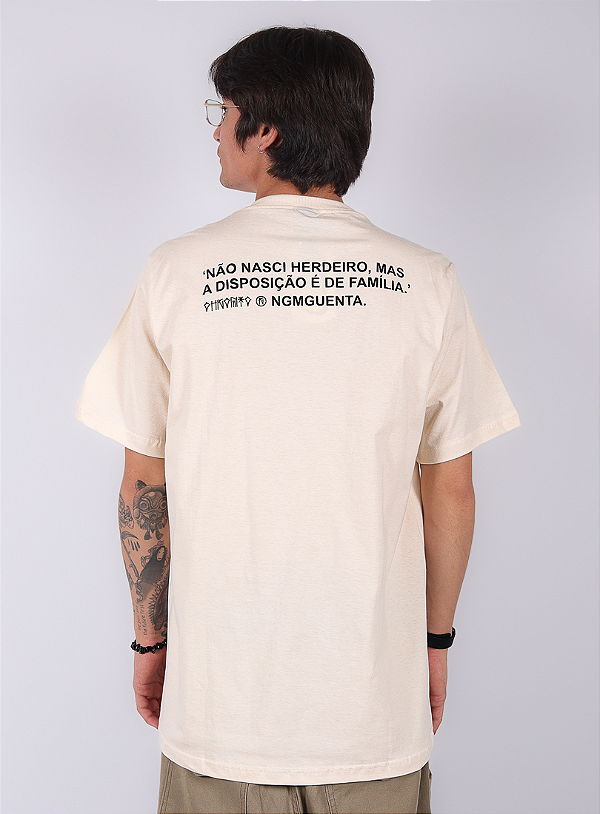 Camiseta Chronic - Não Nasci Herdeiro, Mas a Disposição é de Família - Off White