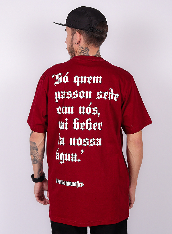 Camiseta Chronic Colab. Mano Fler - Só quem Passou Sede com Nós, vai Beber da Nossa Água - Vermelho