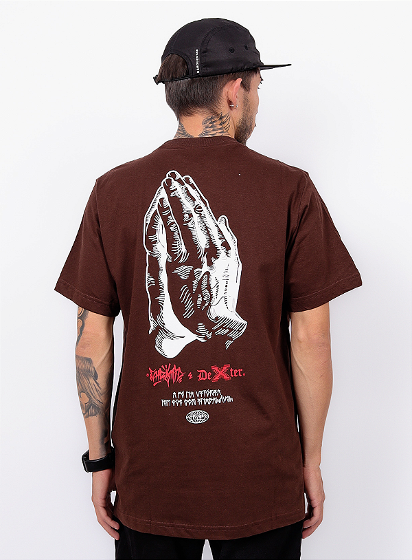 Camiseta Chronic Colab. Dexter - A Fé na Vitória Tem que Ser Inabalável - Marrom
