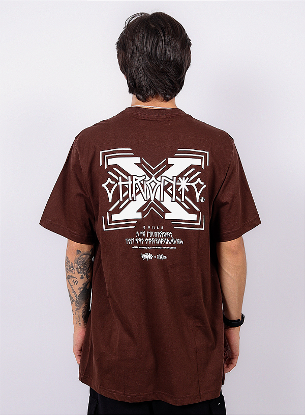Camiseta Chronic Colab. Dexter - A Fé na Vitória Tem que Ser Inabalável - Marrom