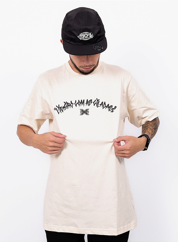 Camiseta Chronic Colab. Dexter - Ligeiro com as Ciladas - Off White