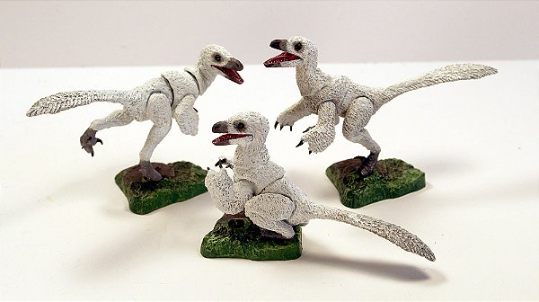 TRIO DE FILHOTES DE RAPTOR BEASTS OF THE MESOZOIC FIGURA COM BASES