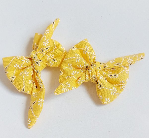 Laço pet amarelo com nozinho no meio